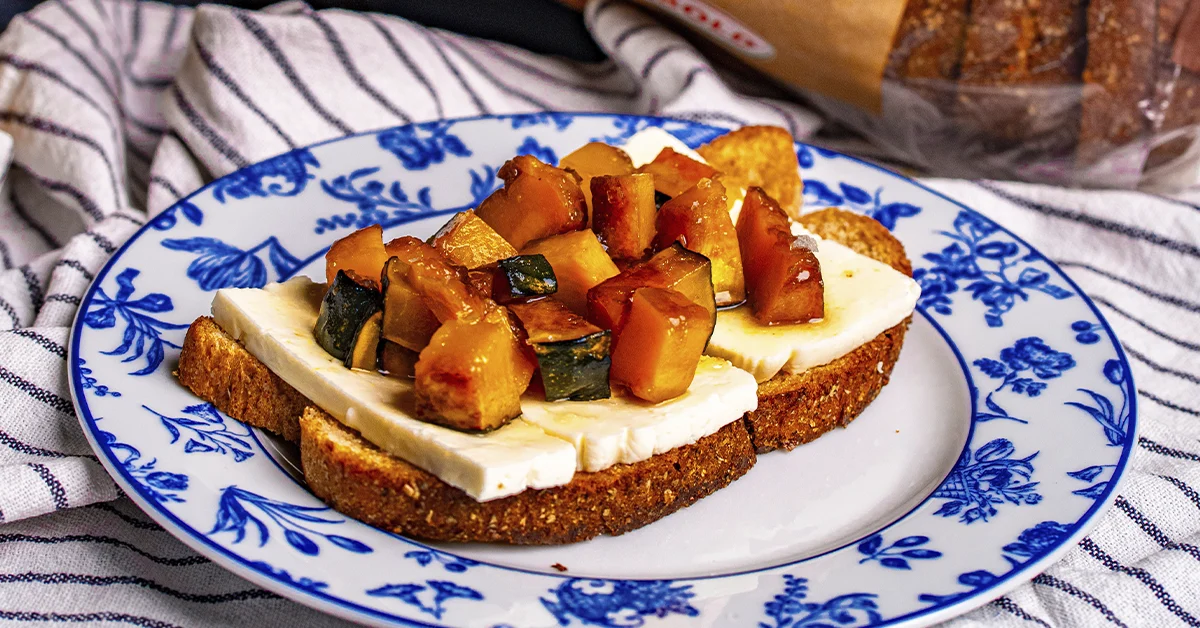 Toast de Queijo Minas com Abóbora Assada e Mel