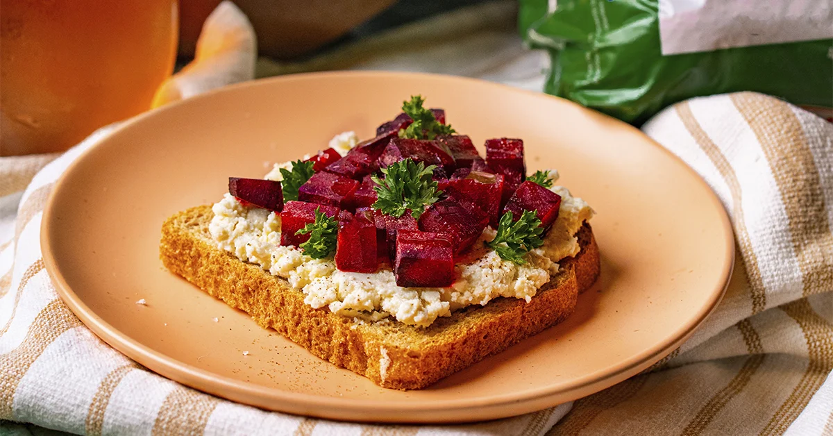 Tartine de Beterraba Assada e Ricota Temperada