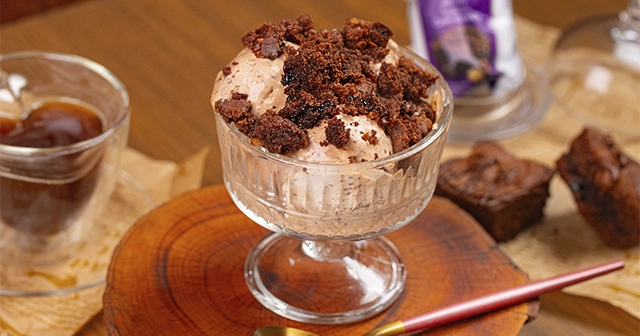Sorvete de Brownie com Avelãs e Creme de Chocolate