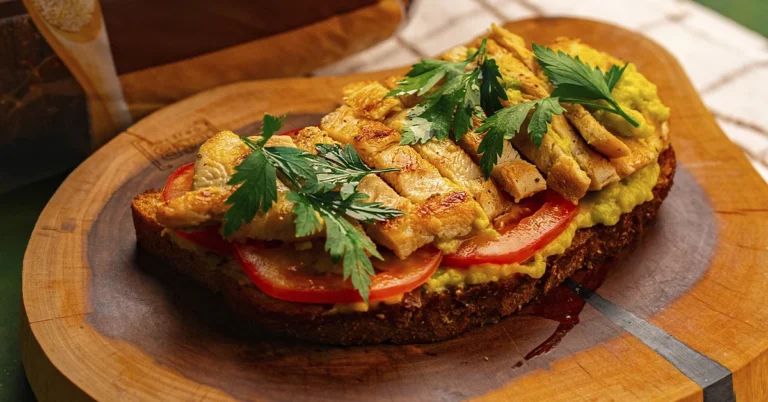 Sanduíche de Frango com Avocado e Tomate