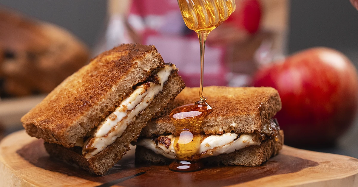 Toast de Queijo Branco Grelhado com Mel