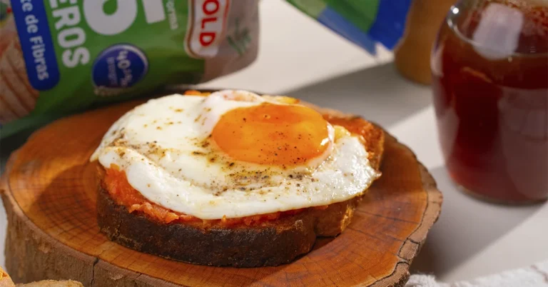 Tostada com Tomate Ralado e Ovo Frito