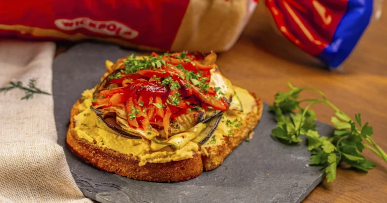 Toast de Homus com Legumes Grelhados