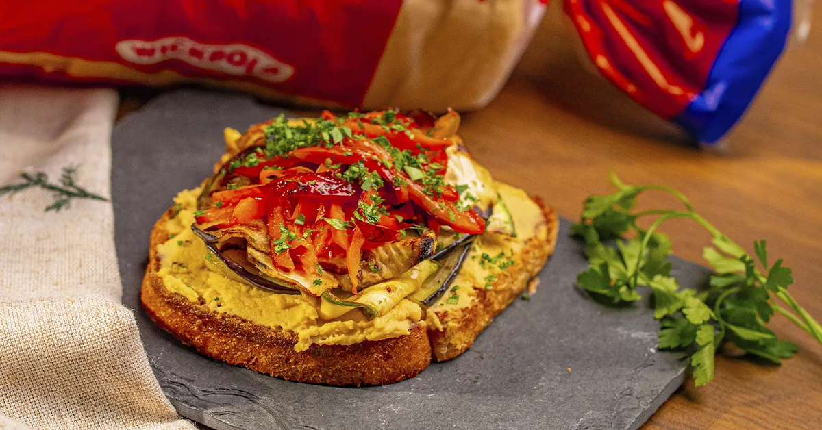 Toast de Homus com Legumes Grelhados