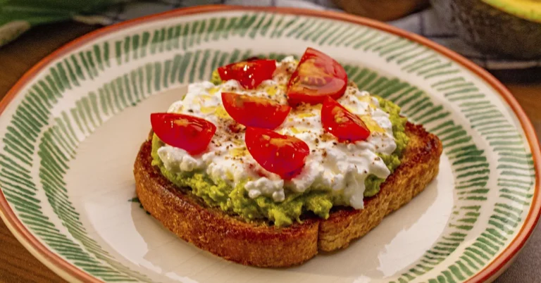 Tostada de Abacate, Cottage e Tomatinhos