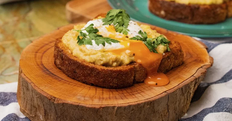 Toast de Abacate com Ovo Pochê