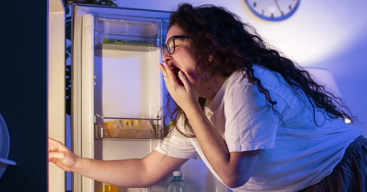 Entenda o que é a síndrome do comer noturno e como lidar com a fome da madrugada
