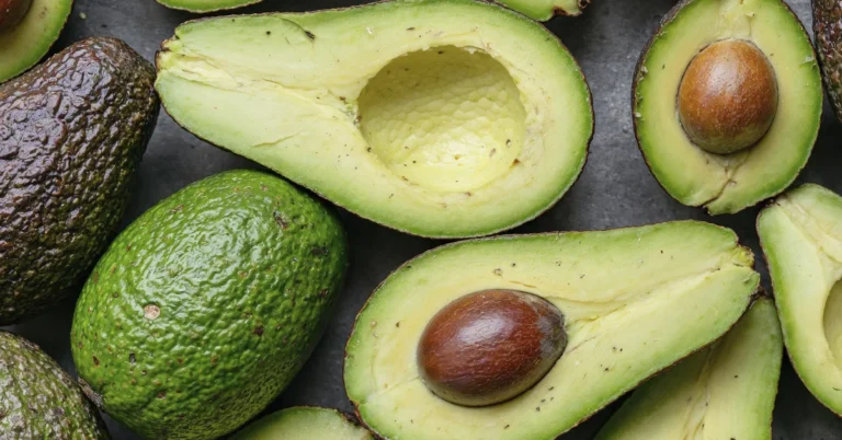 Conheça os principais benefícios do abacate e entenda por que ele é um aliado da sua saúde