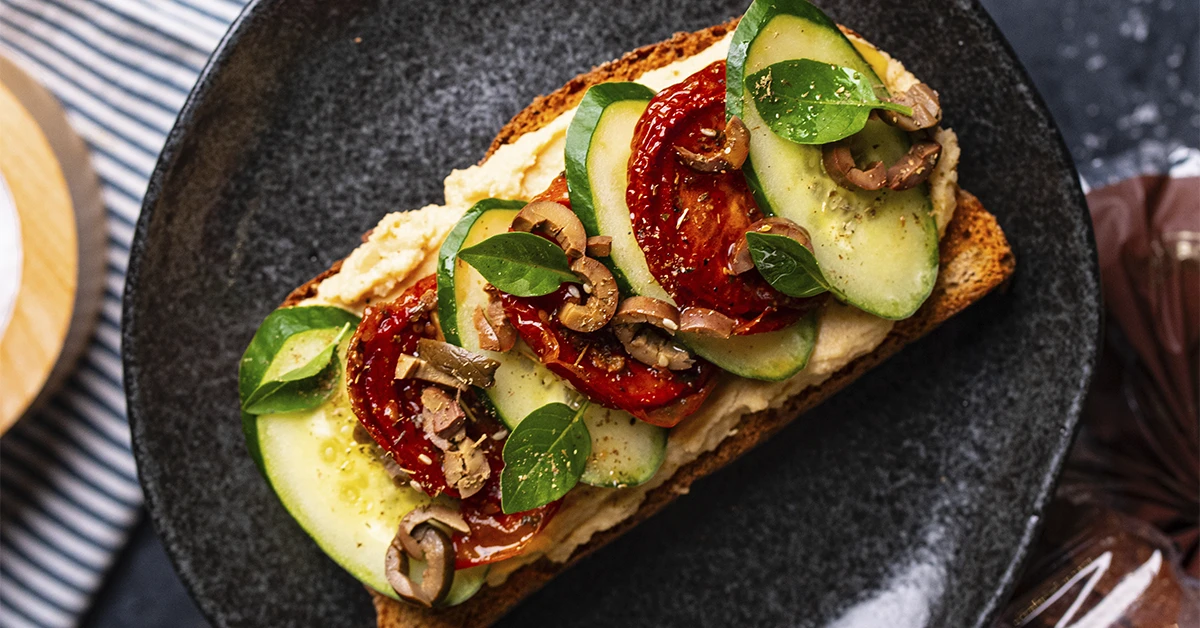 Toast com homus, pepino e tomate seco