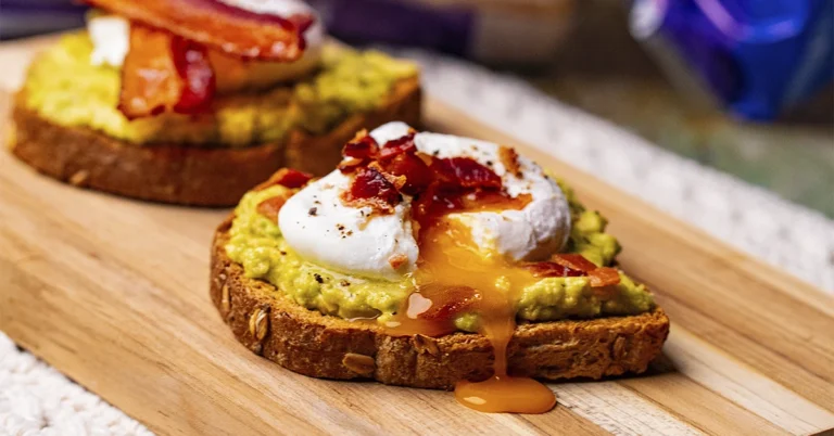 Toast de Avocado com Ovo Pochê e Bacon